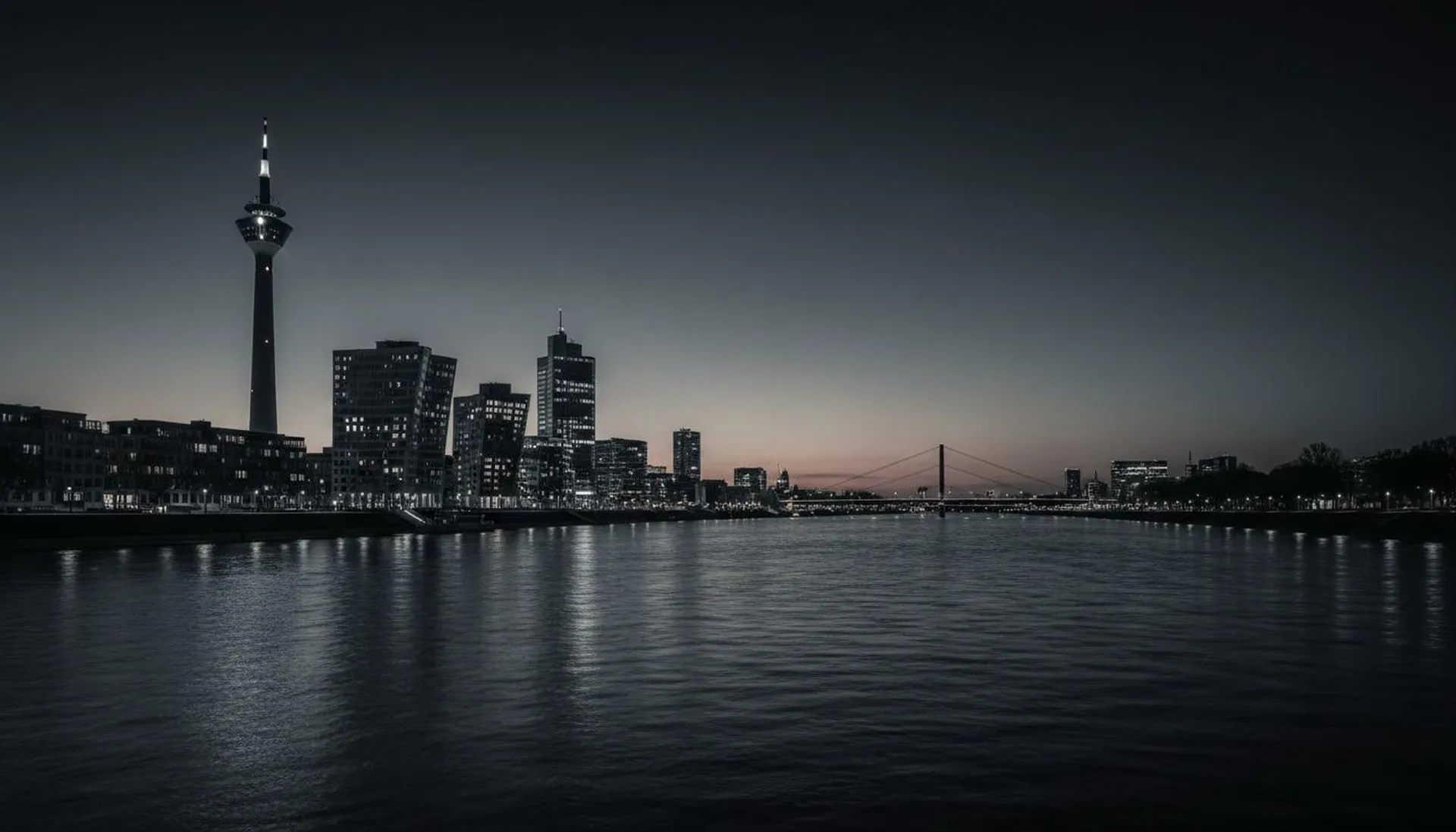 Düsseldorfer Rheinufer-Skyline bei Nacht mit Rheinturm